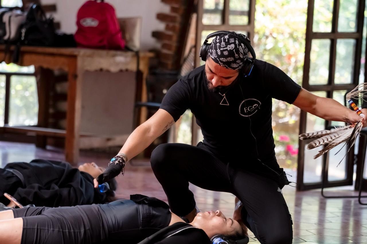 Contacto manual durante la sesión de Reiki